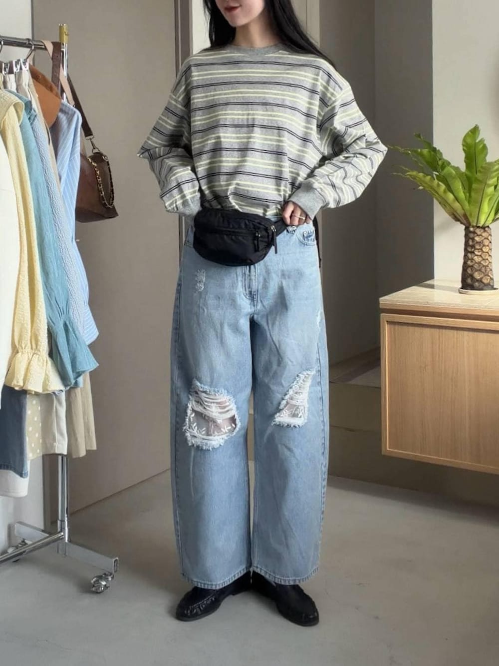 ブルー系のデニムパンツ、ブラック系のボディバッグ/ウエストポーチを着用したレディースの冬コーディネートの5枚目の写真