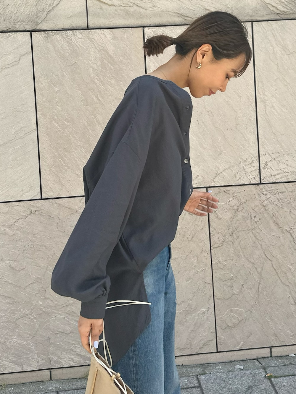 ブルー系のデニムパンツ、ブラック系のシャツ/ブラウス、ブラック系のサンダルを着用したレディースの春コーディネートの2枚目の写真