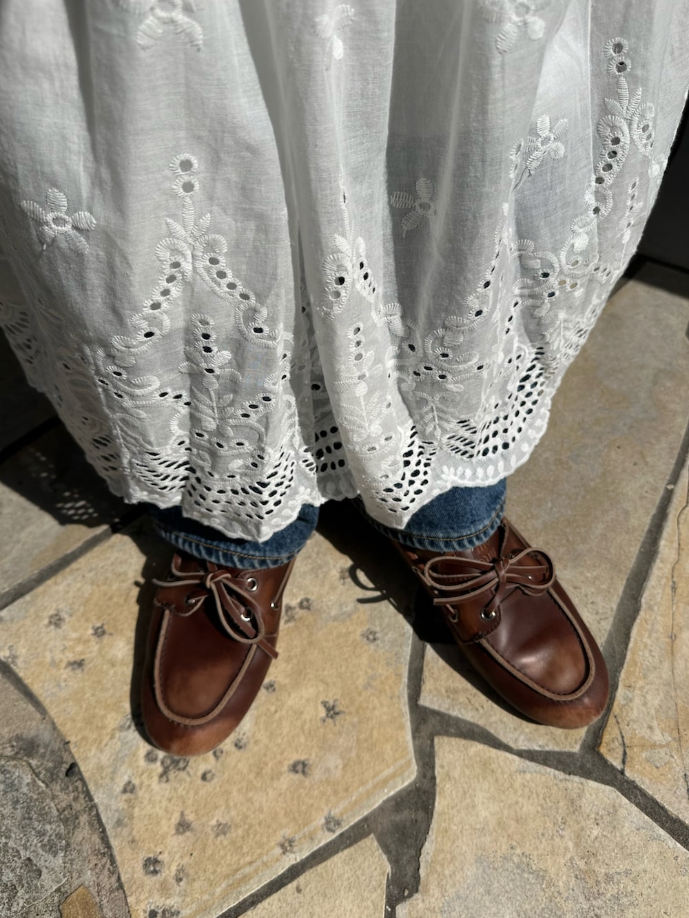 ホワイト系のスカート、ブルー系のデニムジャケットを着用したレディースの春コーディネートの3枚目の写真