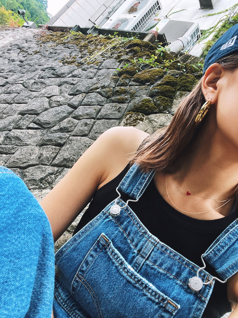 ブルー系のサロペット/オーバーオール、ブラック系のタンクトップを着用したレディースの夏コーディネートの3枚目の写真