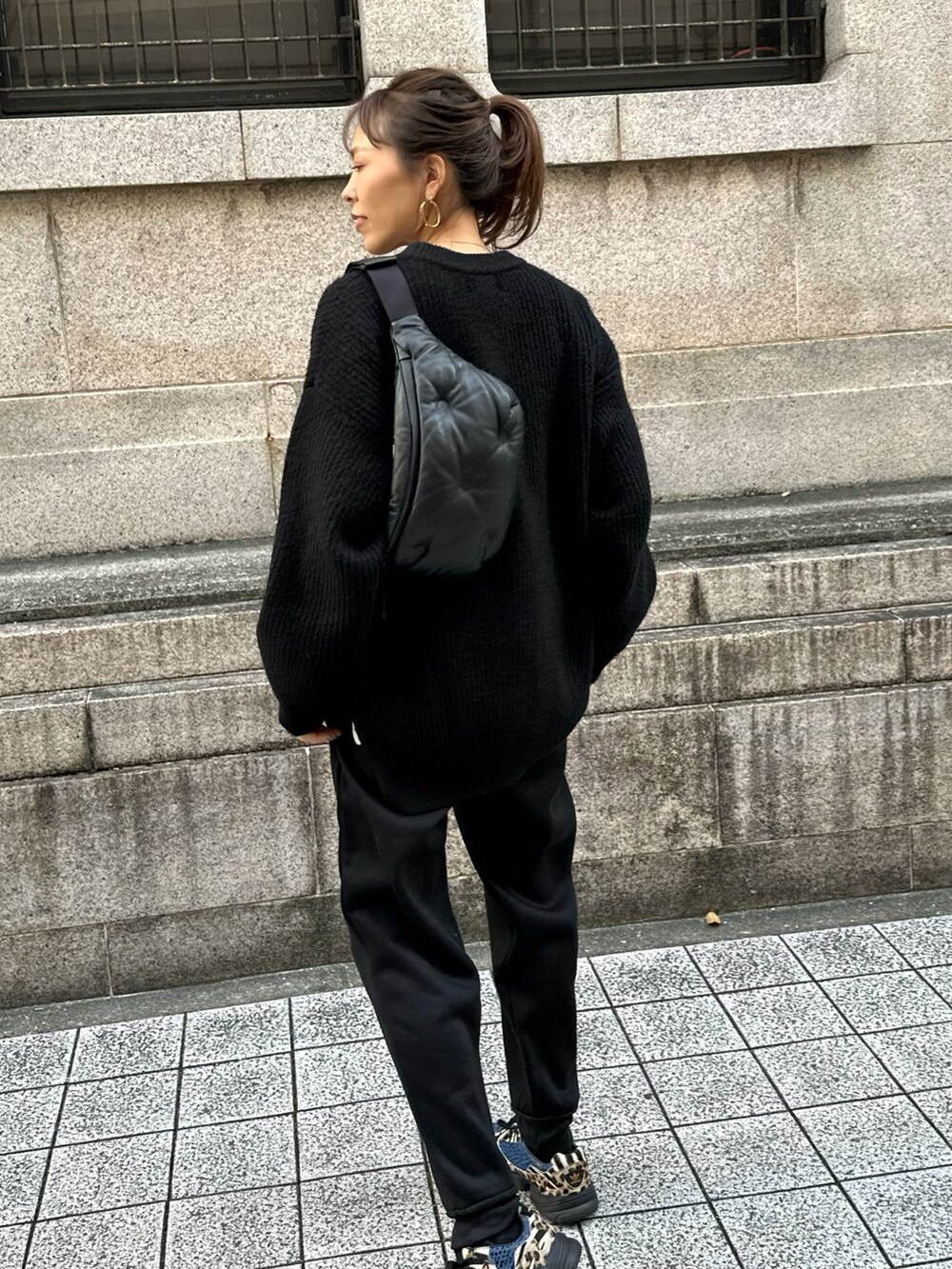 「ブラック、ニット、スウェットパンツ、ラクチンコーデ、カジュアルコーデ、スニーカーコーデ、ulu」｜「uluのRound neck knit pullover（ニット/セーター、ブラック系）」を使った、maiさん（骨格ナチュラル・レディース・165cm）の冬コーディネートの2枚目の写真