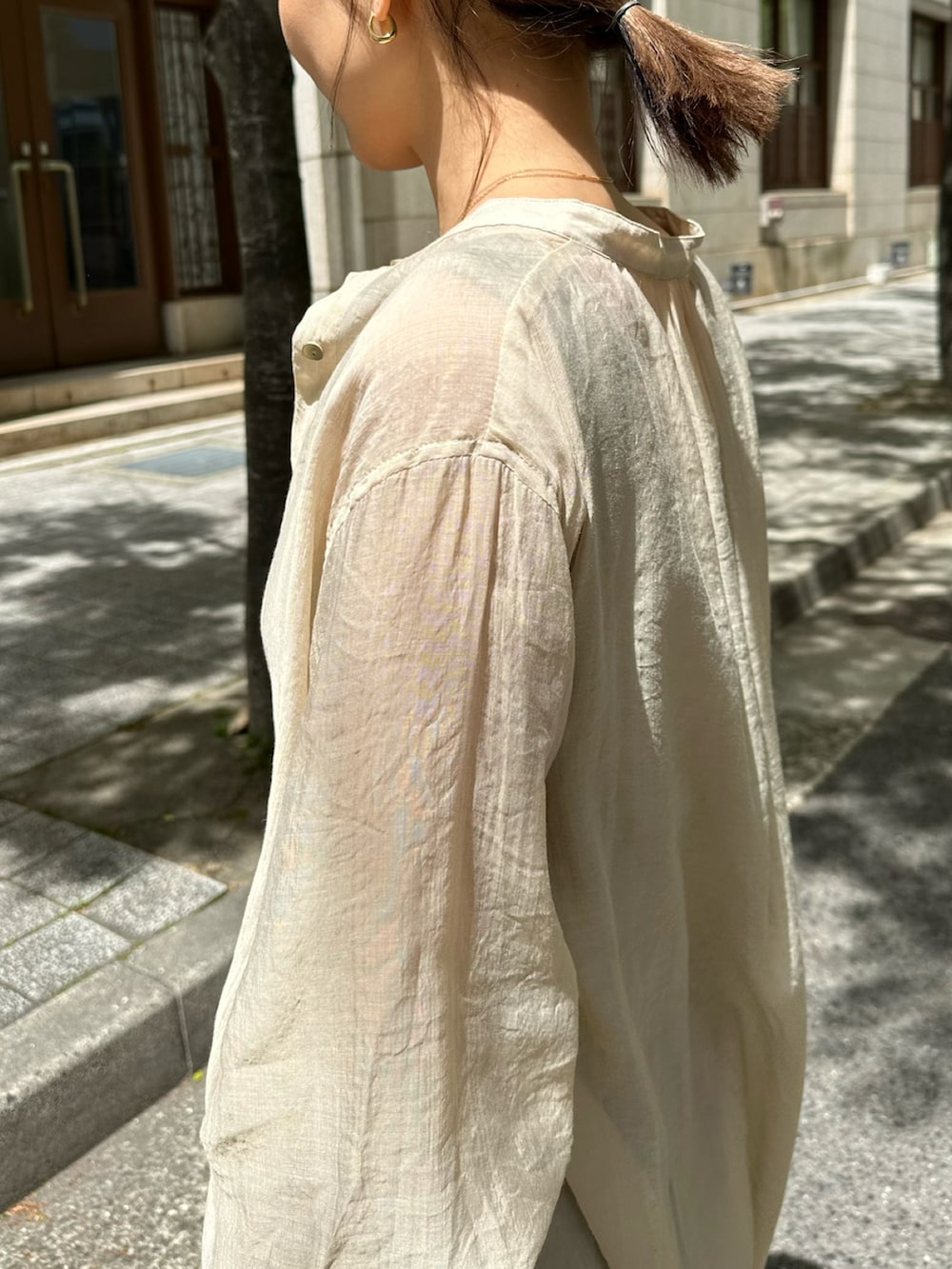 「シャツワンピ、ulu、シアー、シアーシャツ、ロングシャツ、春コーデ、レイヤードスタイル、大人カジュアル、シンプルコーデ」｜「uluのアイテム（シャツワンピース、ベージュ系）」を使った、maiさん（骨格ナチュラル・レディース・165cm）の春コーディネートの2枚目の写真