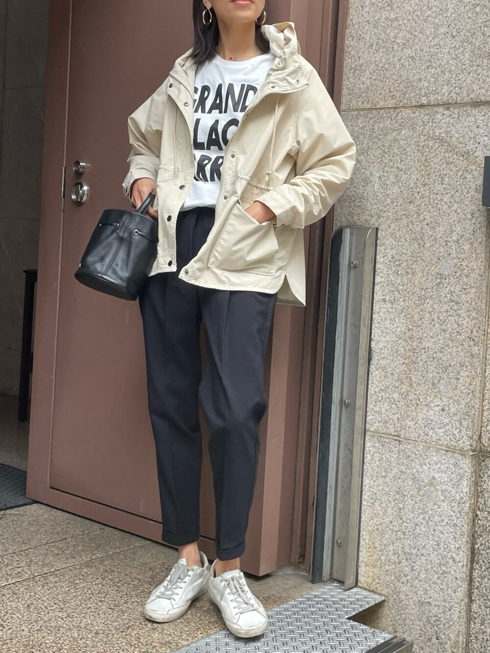 ホワイト系のTシャツ/カットソー、ベージュ系のマウンテンパーカーを着用したレディースの春コーディネートの2枚目の写真