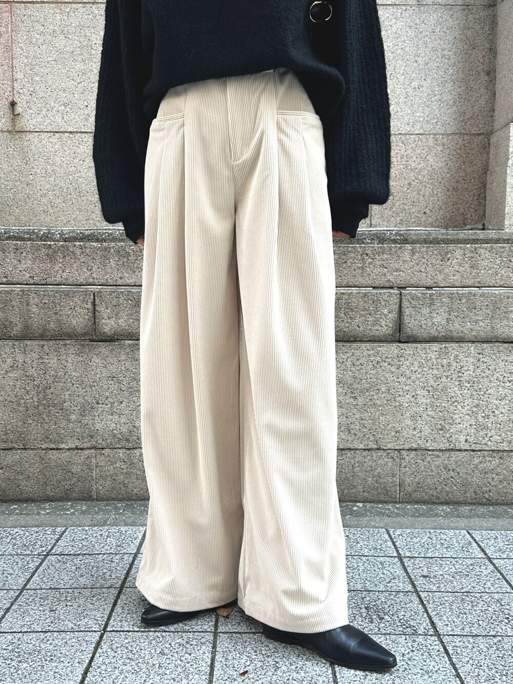 ホワイト系のその他パンツ、ブラック系のニット/セーターを着用したレディースの冬コーディネートの2枚目の写真