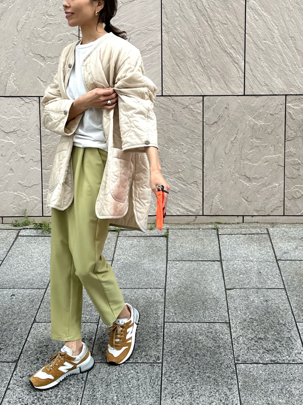 イエロー系のパンツ、イエロー系のスニーカーを着用したレディースの冬コーディネートの2枚目の写真