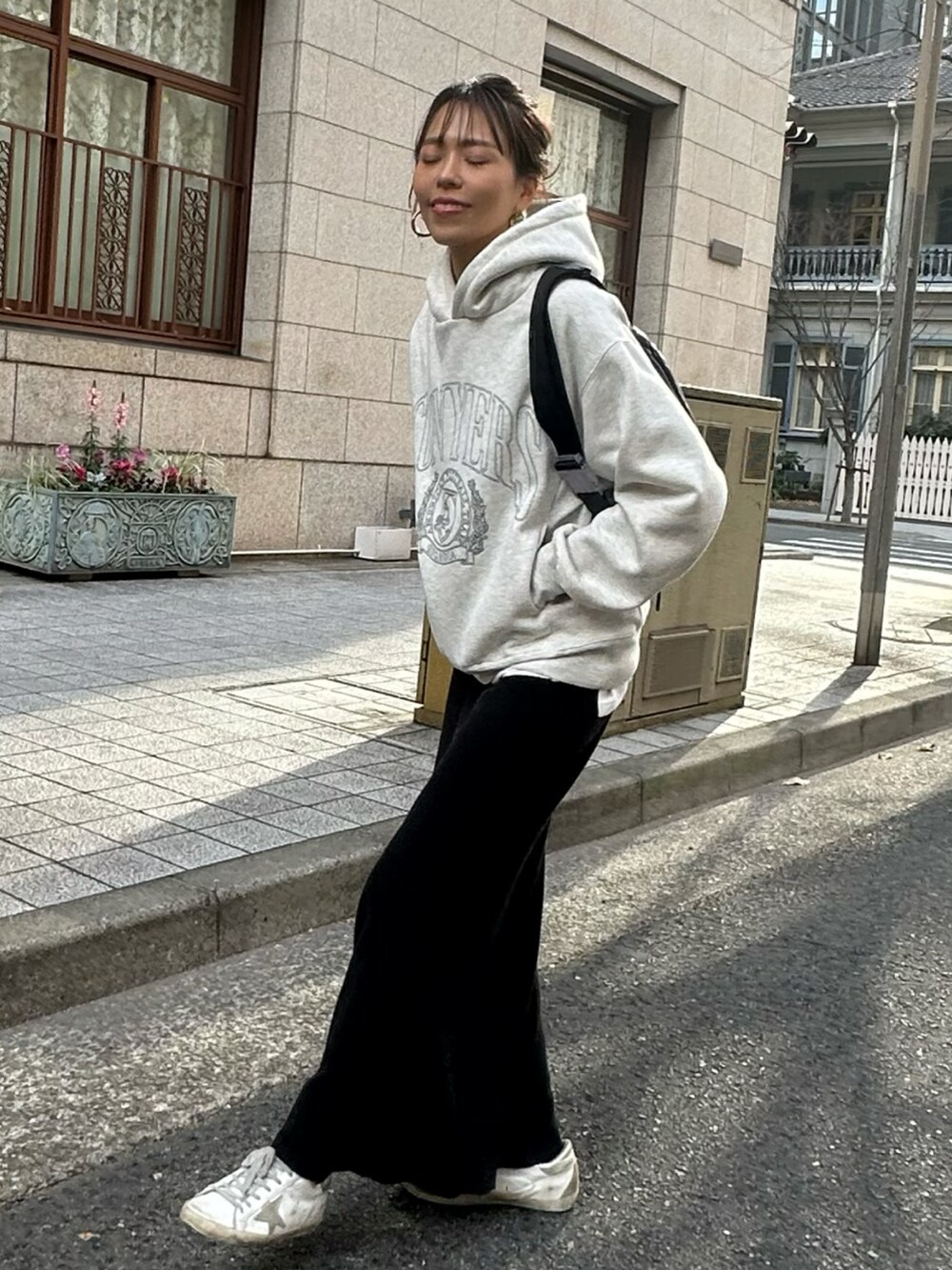 ホワイト系のスウェット、ホワイト系のスニーカーを着用したレディースの冬コーディネートの2枚目の写真