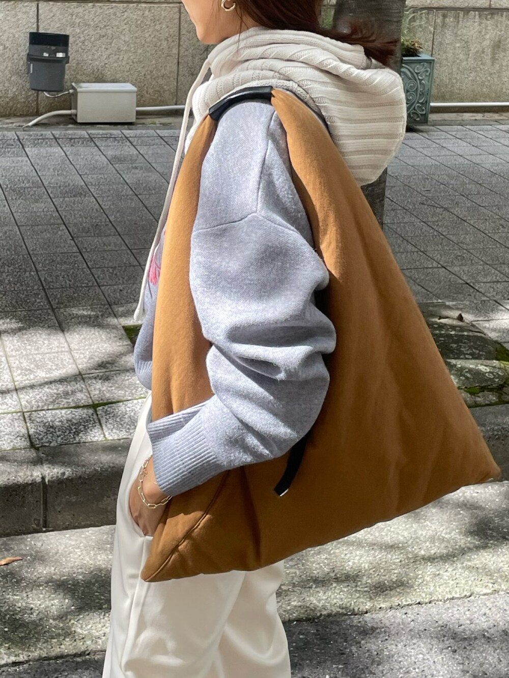 グレー系のスウェット、ホワイト系のスウェットパンツ、イエロー系のスニーカーを着用したレディースの秋コーディネートの2枚目の写真