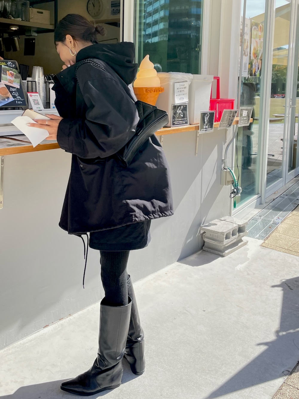 「モッズコート、アウター、ブラックコーデ、ulu、パーカー、秋冬コーデ、着回しコーデ、スカートスタイル、オトナカジュアル、ロングブーツ、モノトーンコーデ」｜「uluのアイテム（モッズコート、ブラック系）」を使った、maiさん（レディース・165cm）の秋コーディネートの2枚目の写真