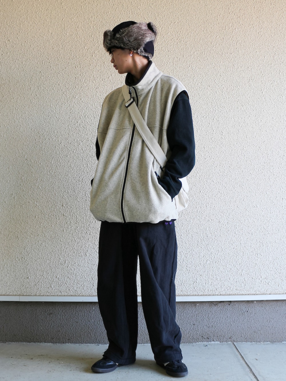 ブラック系のジャケット/アウター、ブラック系のパンツ、ブラック系のスニーカーを着用したメンズの冬コーディネートの3枚目の写真