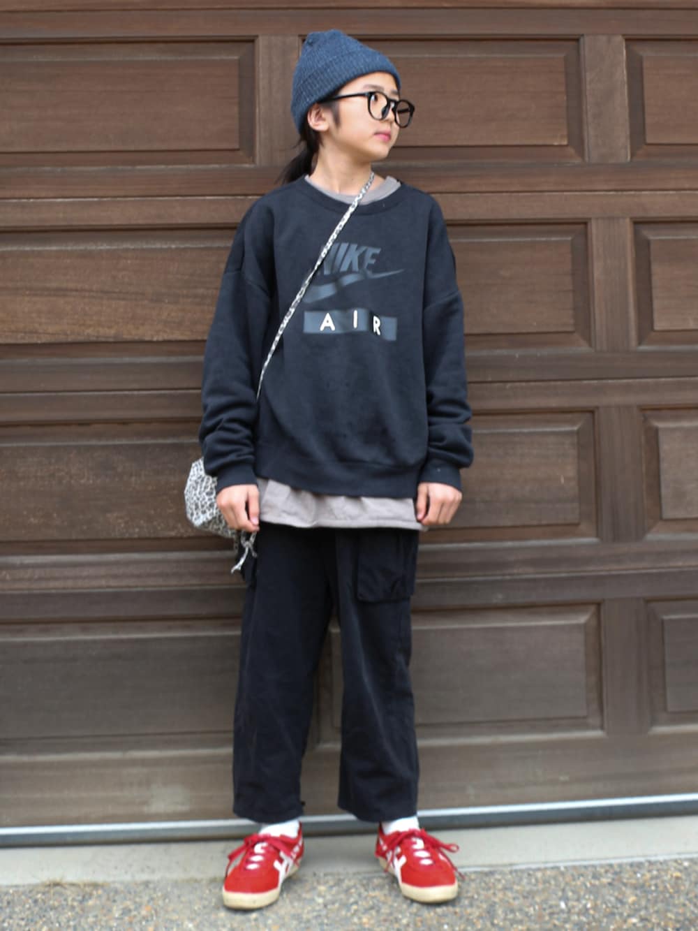 ブラック系のスウェット、その他のショルダーバッグ、レッド系のスニーカーを着用したキッズの春コーディネートの2枚目の写真