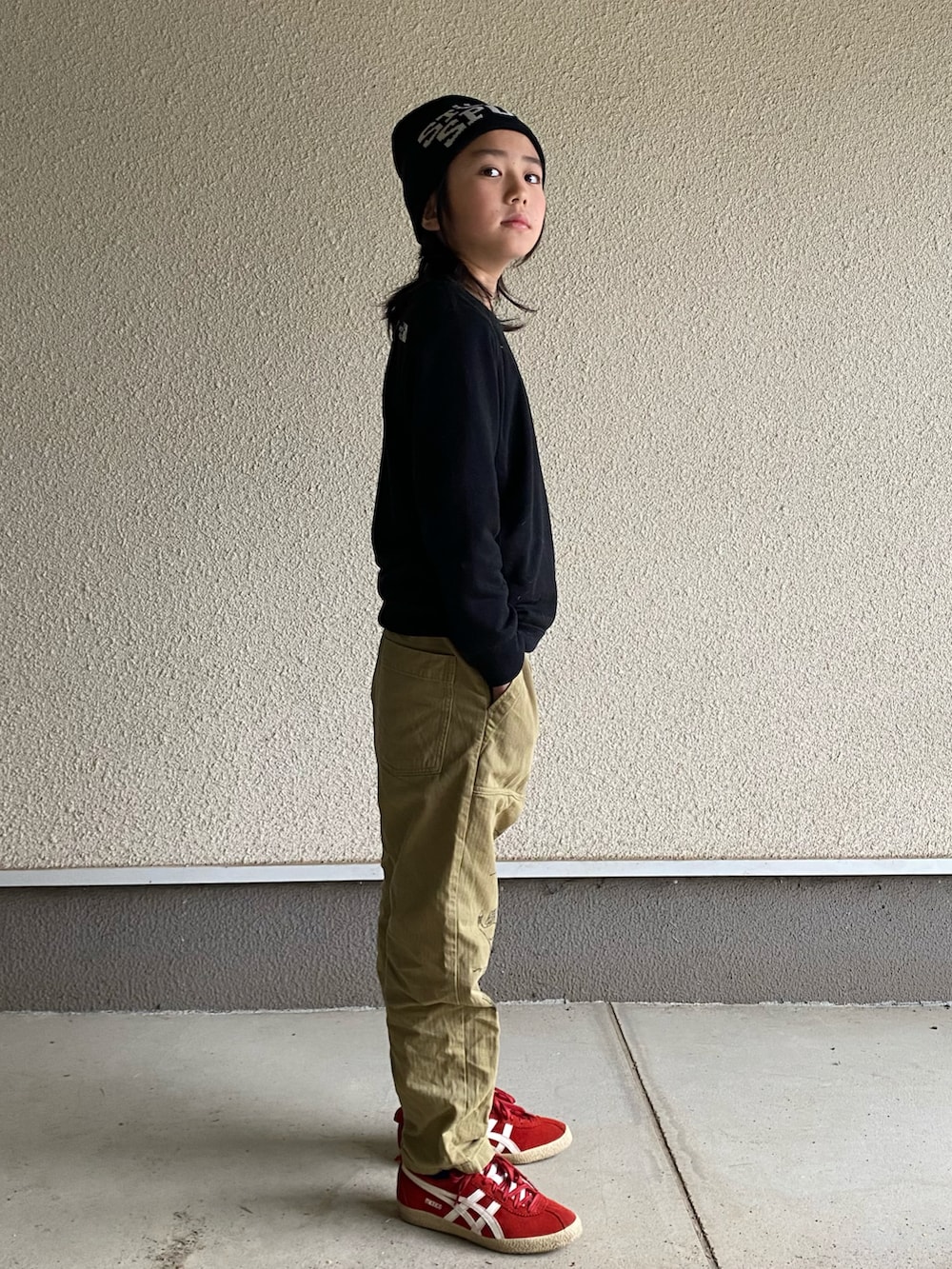 ブラック系のスウェット、グリーン系のその他パンツ、レッド系のスニーカーを着用したキッズの春コーディネートの2枚目の写真