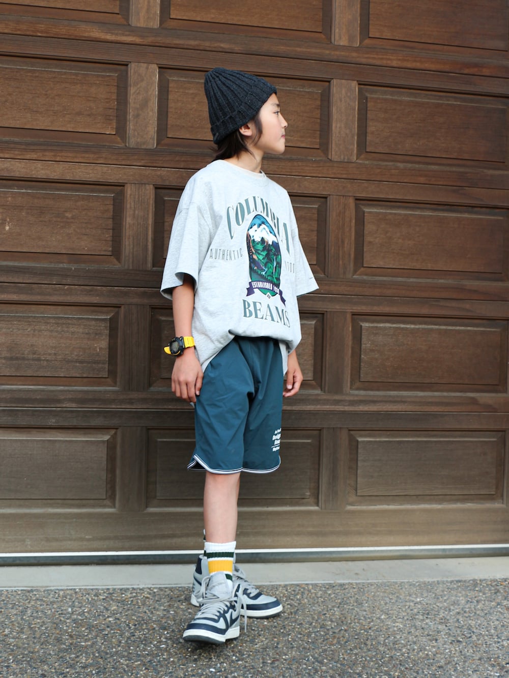 グレー系のTシャツ/カットソー、グリーン系のその他パンツ、グレー系のスニーカーを着用したキッズの春コーディネートの2枚目の写真