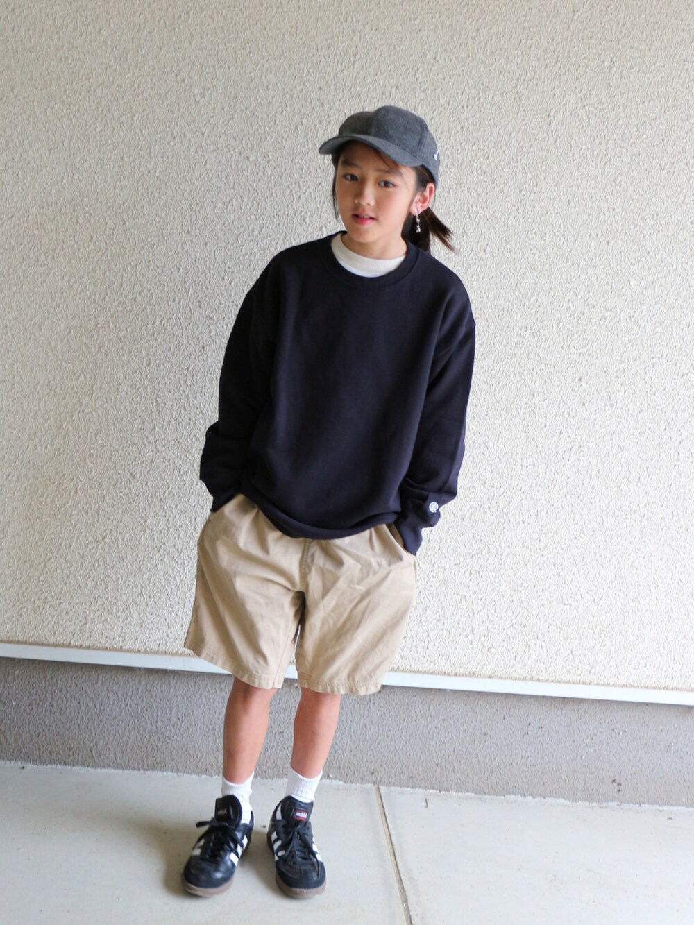 ブラック系のスウェット、ベージュ系のチノパンツ、ブラック系のスニーカーを着用したキッズの秋コーディネートの2枚目の写真