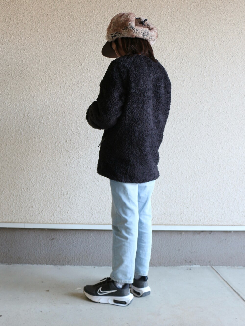 ブラック系のジャケット/アウター、ブラック系のスニーカー、ブラウン系のキャップを着用したキッズの秋コーディネートの3枚目の写真