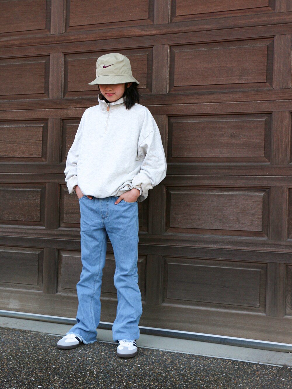 ブルー系のデニムパンツ、ホワイト系のスニーカー、ホワイト系のスウェットを着用したキッズの春コーディネートの2枚目の写真