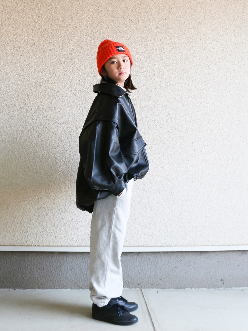 ブラック系のジャケット/アウター、グレー系のその他パンツ、ブラック系のスニーカーを着用したキッズの秋コーディネートの2枚目の写真