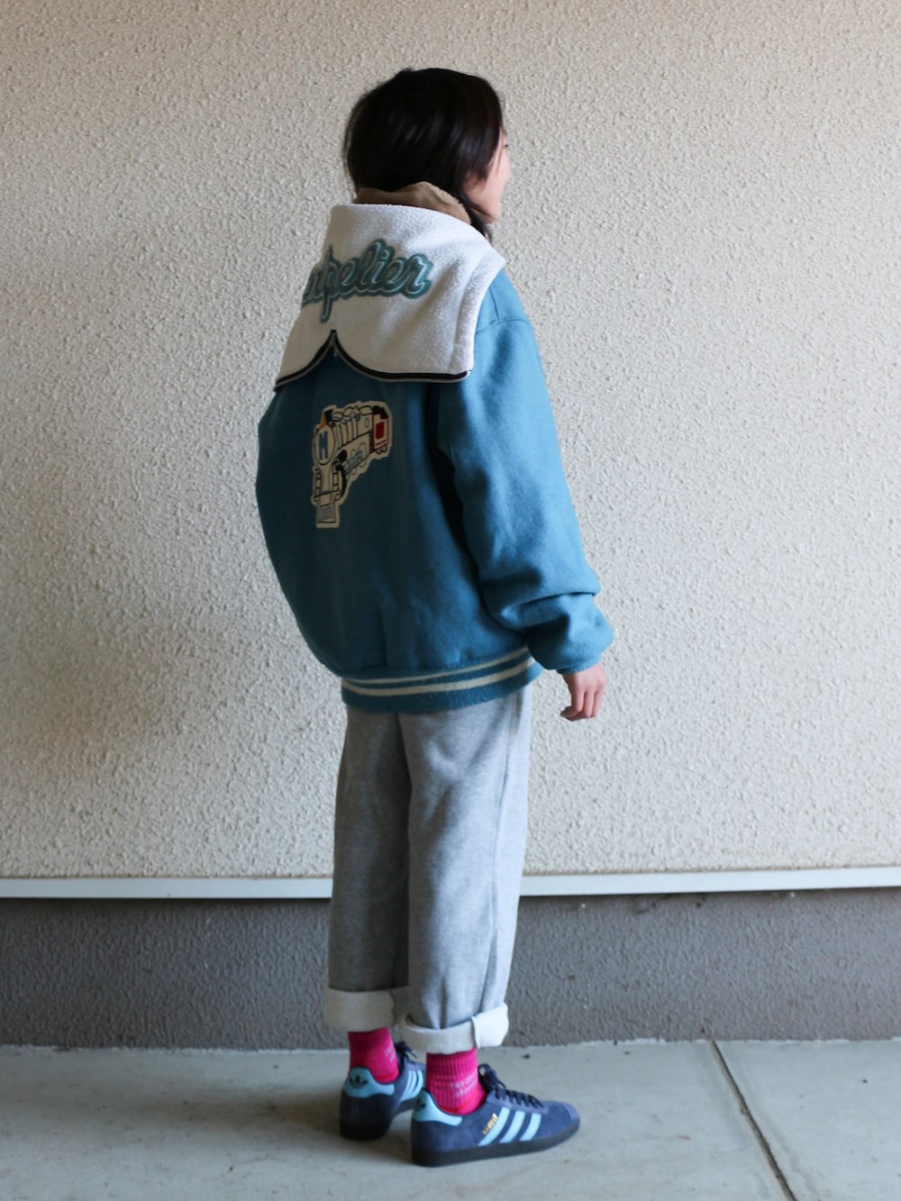 ブルー系のスタジャン、グレー系のスウェットパンツ、ブルー系のスニーカーを着用したキッズの冬コーディネートの2枚目の写真