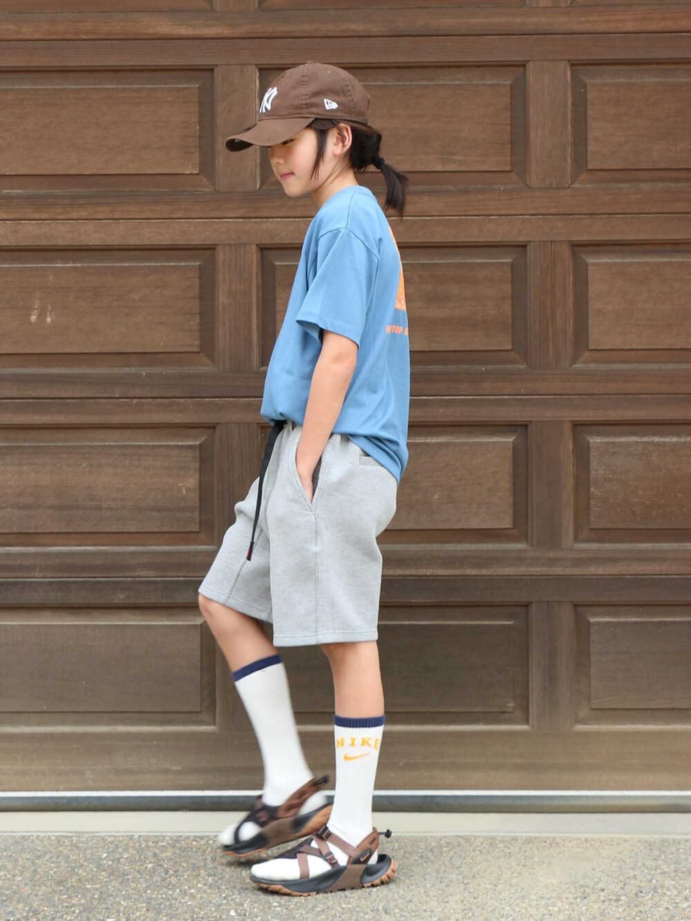 ブルー系のTシャツ/カットソー、グレー系のパンツ、ブラウン系のサンダルを着用したキッズの春コーディネートの3枚目の写真