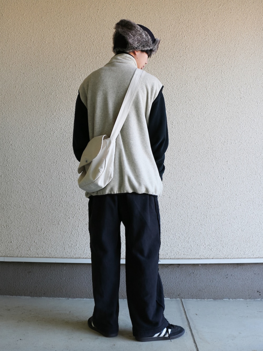 ブラック系のジャケット/アウター、ブラック系のパンツ、ブラック系のスニーカーを着用したメンズの冬コーディネートの4枚目の写真