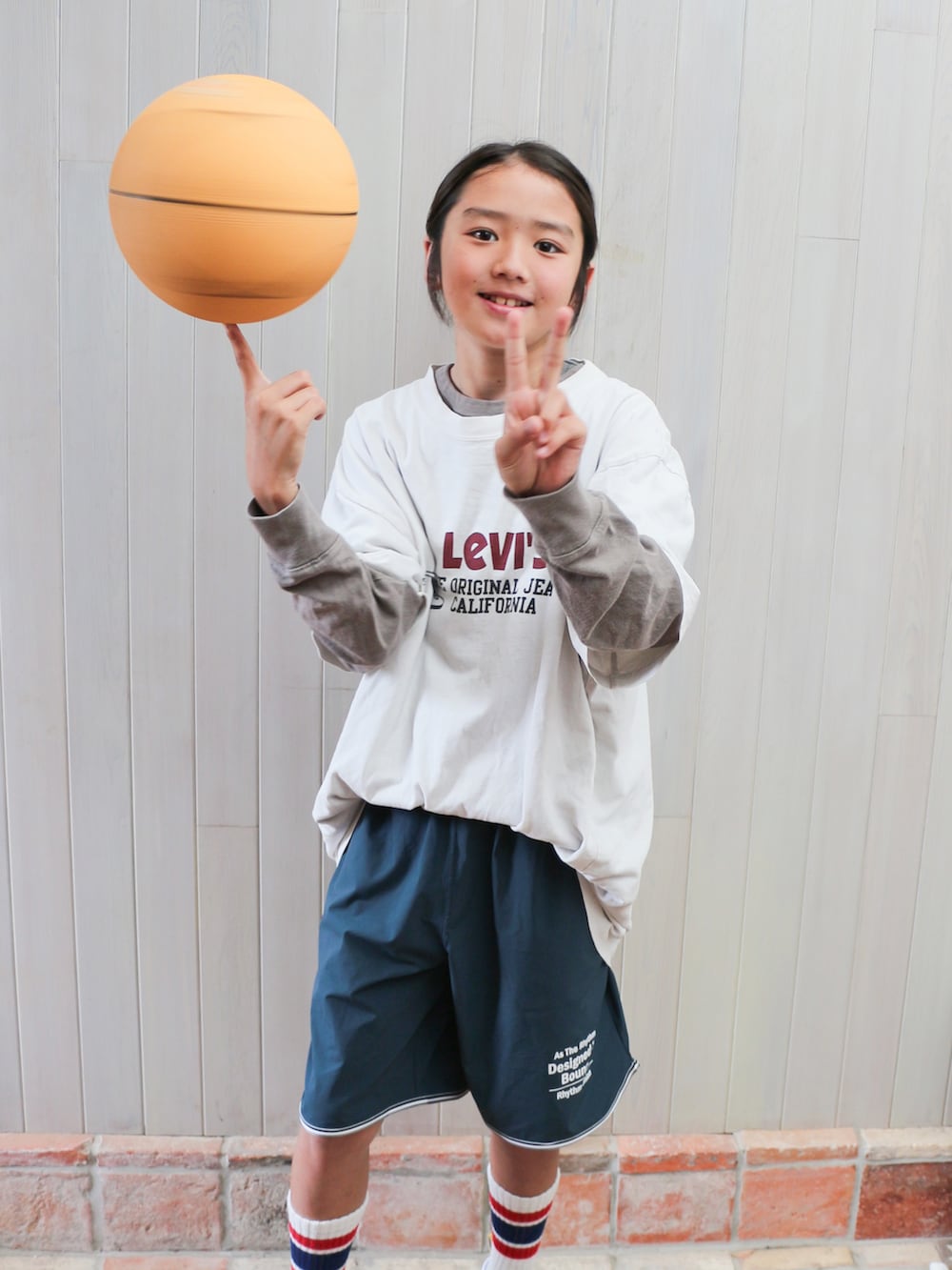 ホワイト系のTシャツ/カットソー、グリーン系のその他パンツ、ホワイト系のスニーカーを着用したキッズの秋コーディネートの2枚目の写真