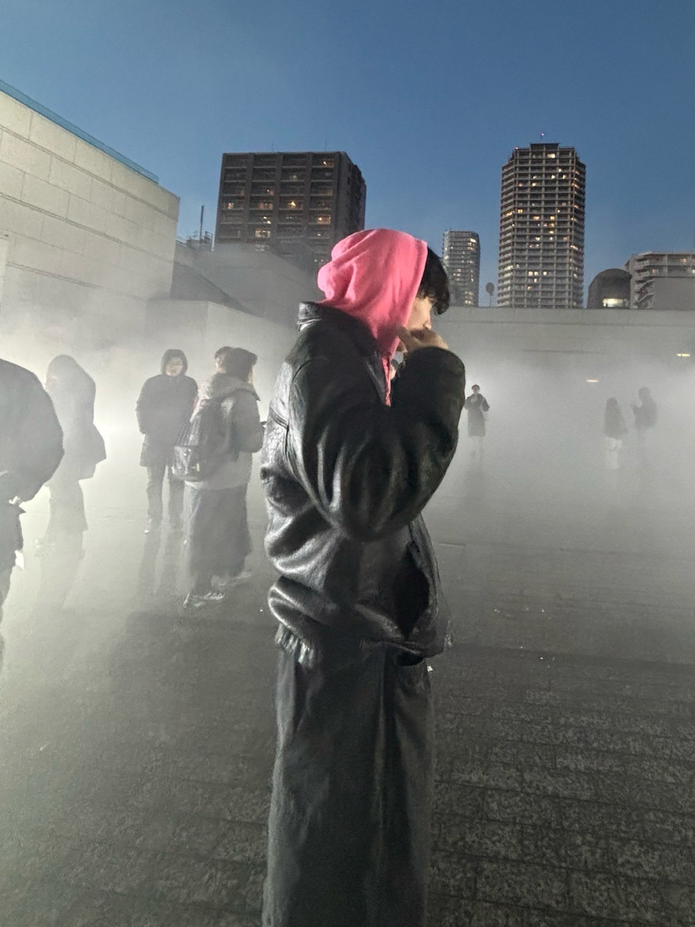 ブラック系のブルゾン、ブラック系のスウェットパンツ、ピンク系のパーカーを着用したメンズの冬コーディネートの2枚目の写真