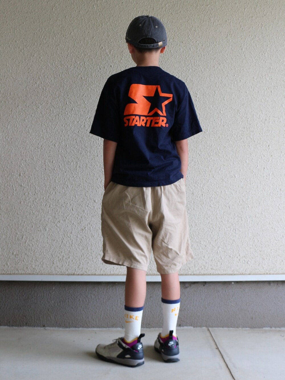 ブルー系のTシャツ/カットソー、ベージュ系のチノパンツ、グレー系のスニーカーを着用したキッズの春コーディネートの2枚目の写真