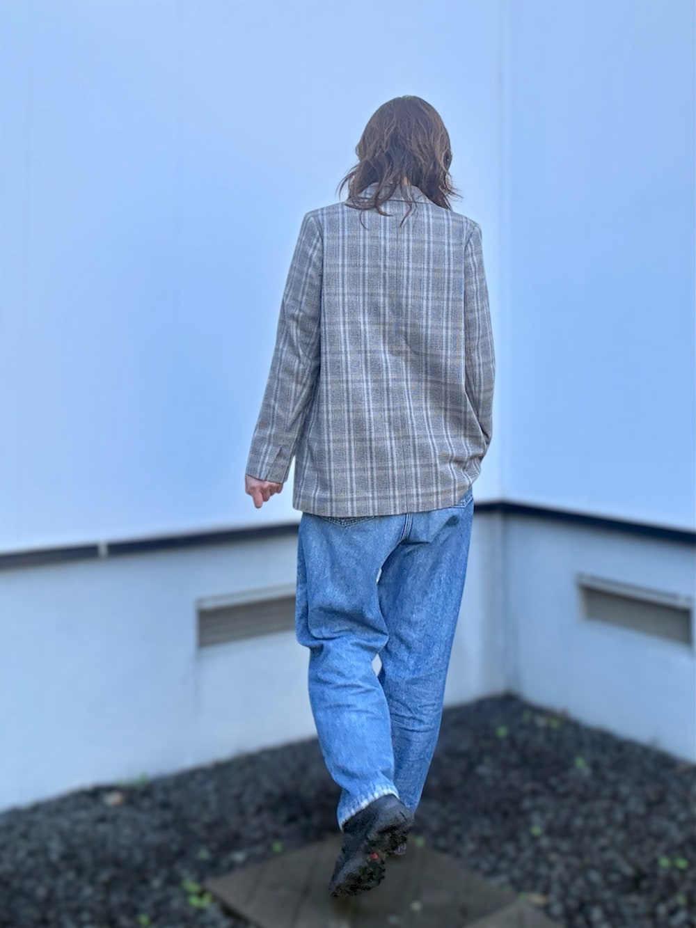ブラック系のスニーカー、ベージュ系のTシャツ/カットソー、ブラウン系のテーラードジャケットを着用したレディースの秋コーディネートの5枚目の写真