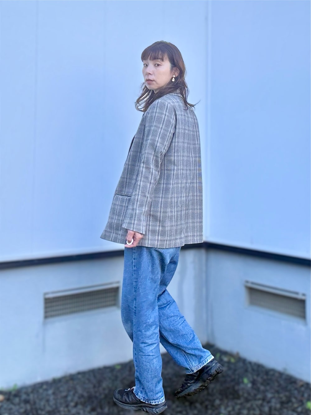 ブラック系のスニーカー、ベージュ系のTシャツ/カットソー、ブラウン系のテーラードジャケットを着用したレディースの秋コーディネートの2枚目の写真