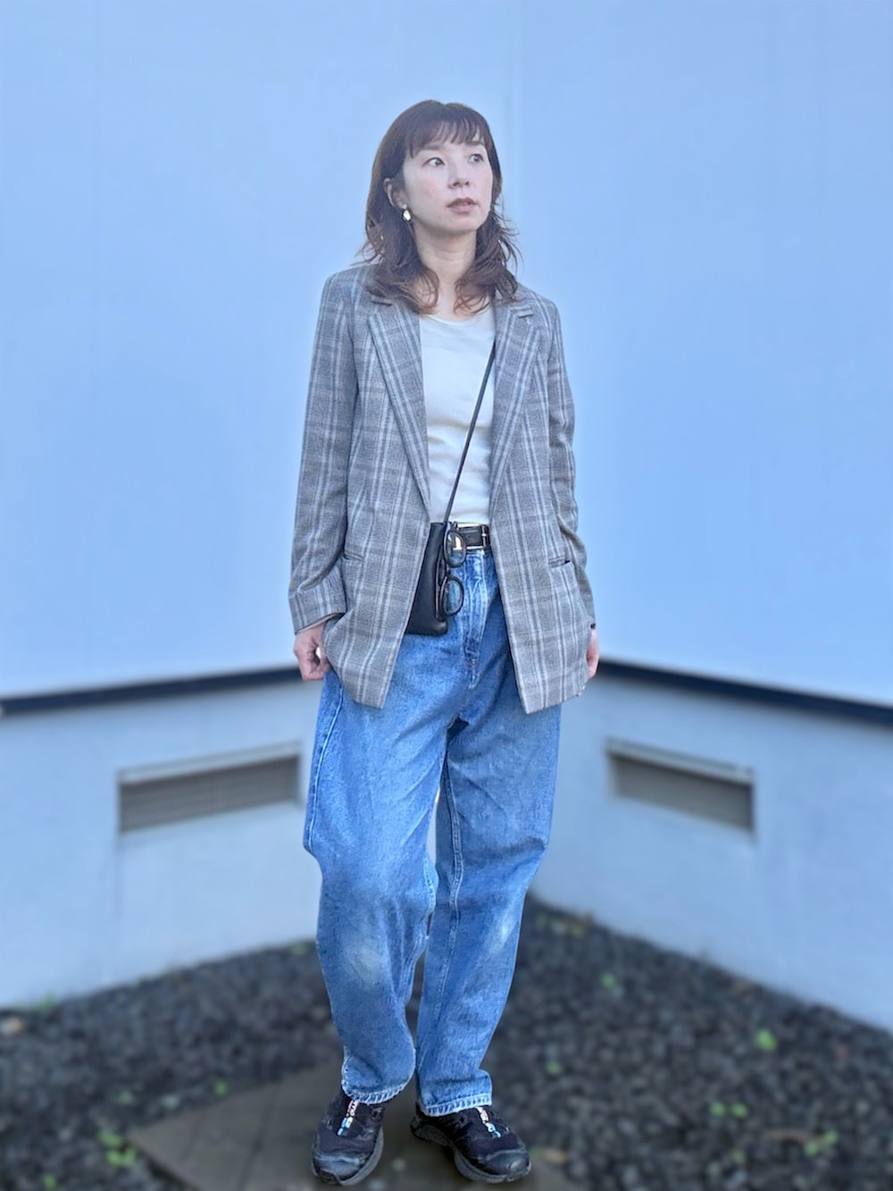 ブラック系のスニーカー、ベージュ系のTシャツ/カットソー、ブラウン系のテーラードジャケットを着用したレディースの秋コーディネートの4枚目の写真