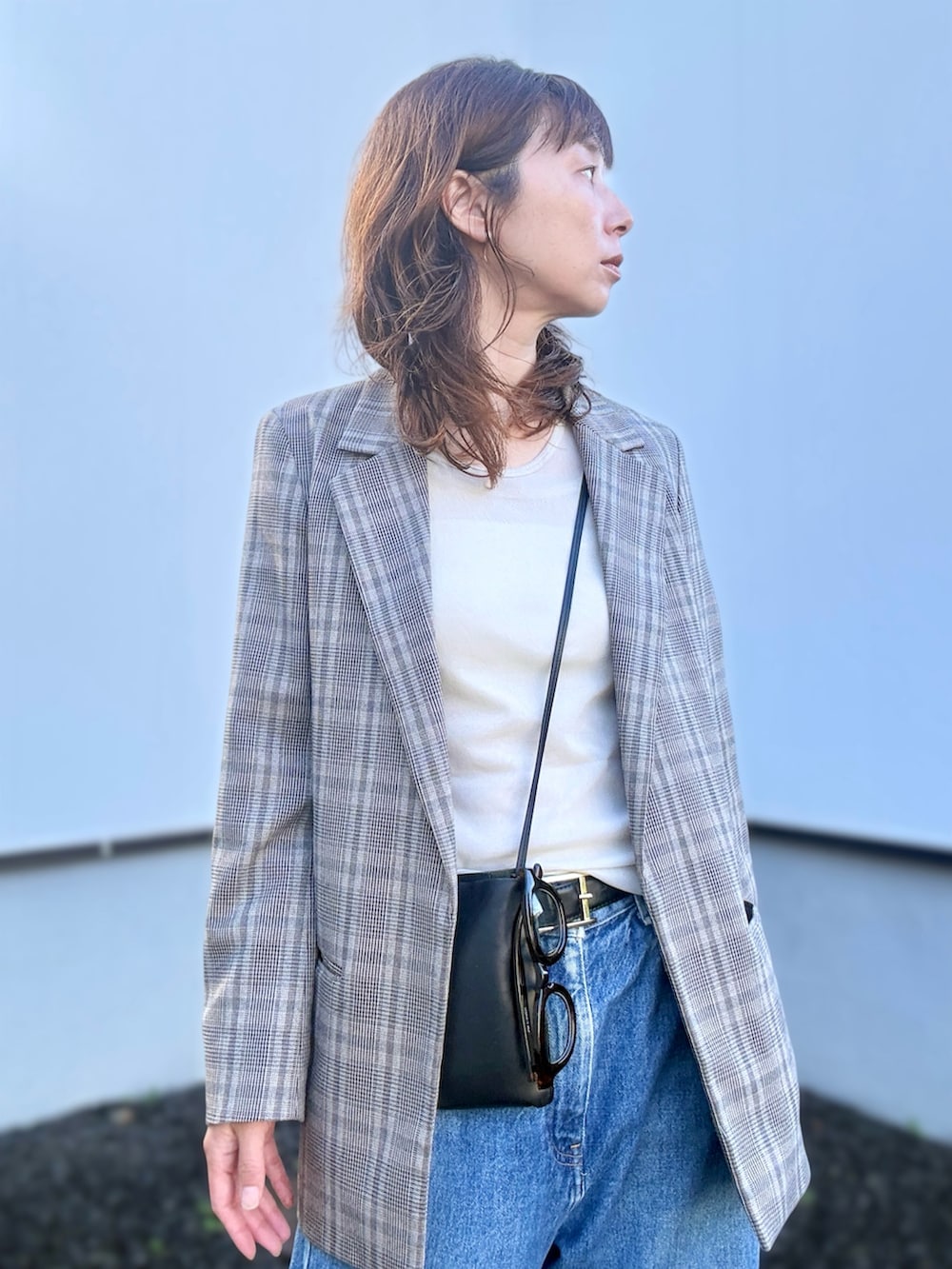 ブラック系のスニーカー、ベージュ系のTシャツ/カットソー、ブラウン系のテーラードジャケットを着用したレディースの秋コーディネートの3枚目の写真