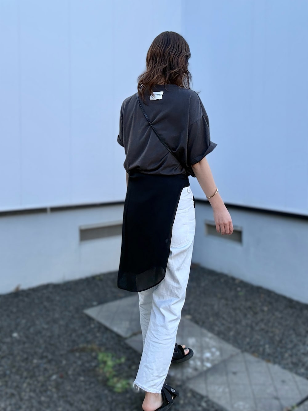グレー系のTシャツ/カットソー、ブラック系のサンダル、ブラック系のシャツ/ブラウスを着用したレディースの夏コーディネートの3枚目の写真