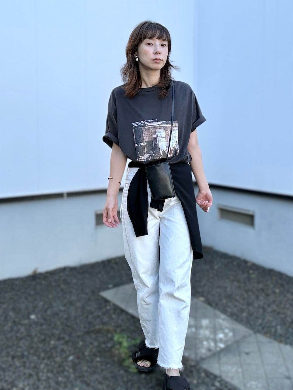 グレー系のTシャツ/カットソー、ブラック系のサンダル、ブラック系のシャツ/ブラウスを着用したレディースの夏コーディネートの2枚目の写真