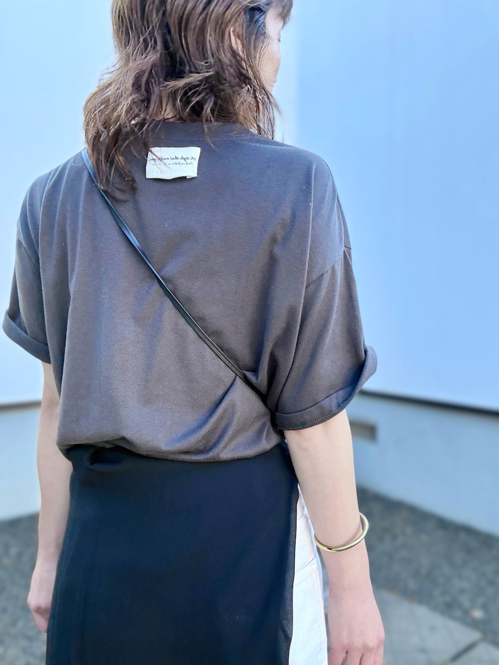 グレー系のTシャツ/カットソー、ブラック系のサンダル、ブラック系のシャツ/ブラウスを着用したレディースの夏コーディネートの5枚目の写真
