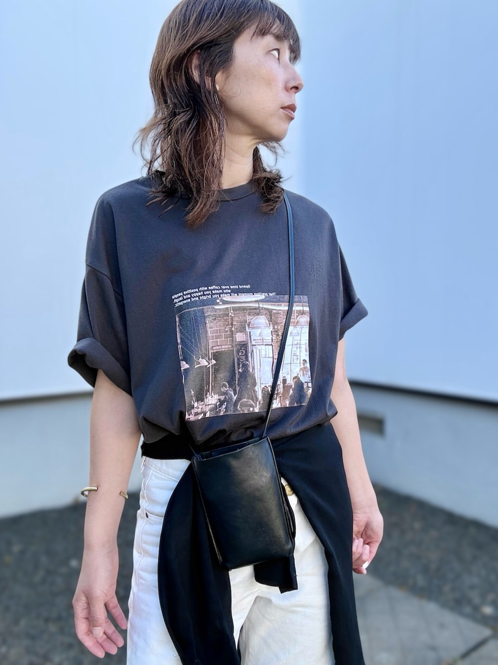 グレー系のTシャツ/カットソー、ブラック系のサンダル、ブラック系のシャツ/ブラウスを着用したレディースの夏コーディネートの4枚目の写真