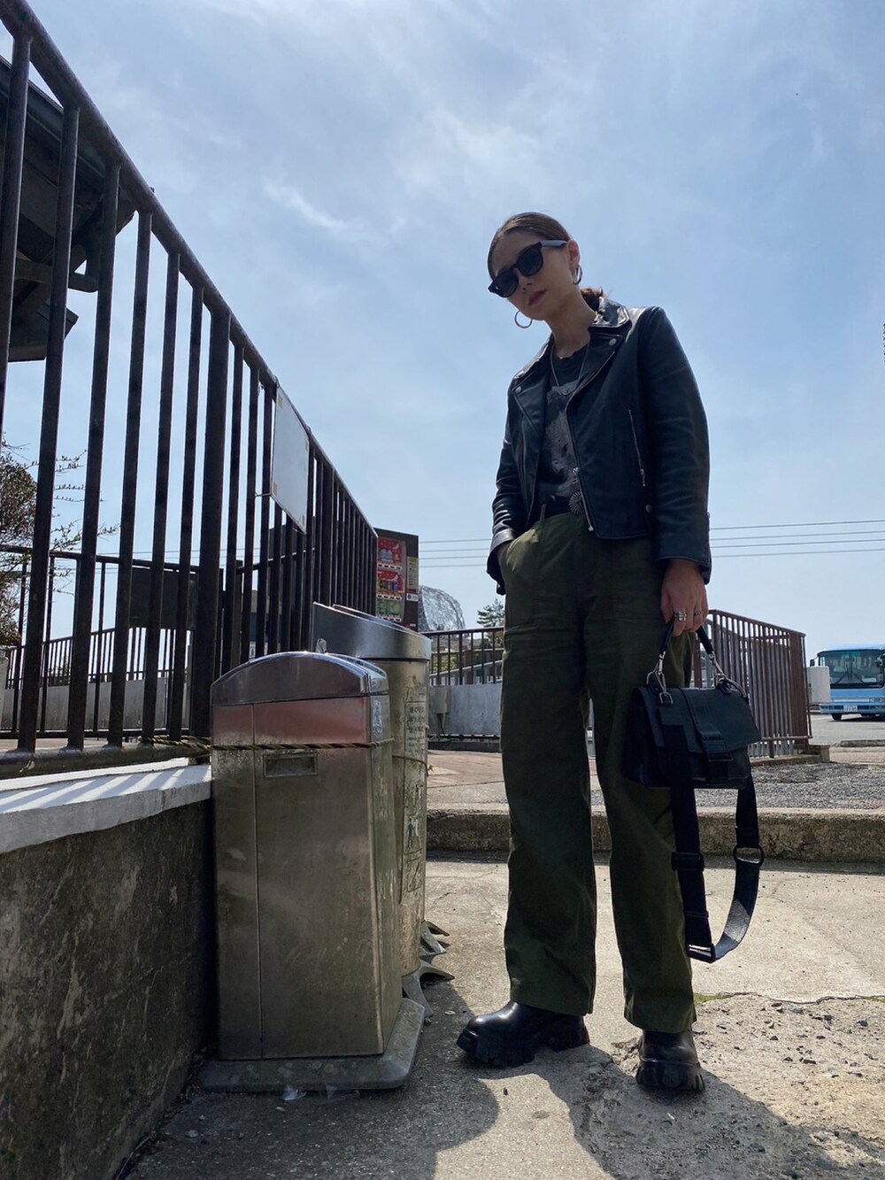 「休日スタイル、ライダース、ブーツ、春、ootd、お出かけコーデ、大人コーデ、Diesel、moussy、SHIPS、春アウター、レザージャケット」｜「MOUSSYのMILITARY STRAIGHT PTF（その他パンツ、グリーン系）」を使った、aynさん（レディース・160cm）の春コーディネートの2枚目の写真