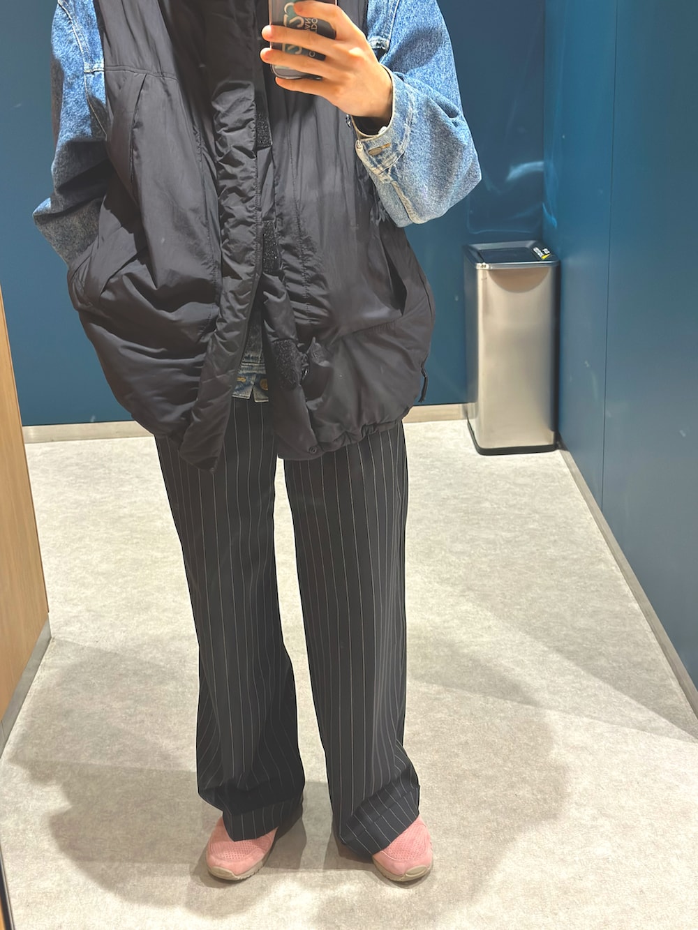 「冬アウター、ダウンベスト、黒、キャップ、ベロア、キジマタカユキ、KIJIMA TAKAYUKI、ソエルテ、Levi's、アシックス、asics、ゲルライト3、別注、フリークスストア、プリマロフト」｜「KIJIMA TAKAYUKIのKIJIMA TAKAYUKI | 〈別注〉ベロア 6パネルキャップ WOMEN（キャップ、ブラウン系）」を使った、つくね［相互フォロー］さん（メンズ・178cm）の冬コーディネートの3枚目の写真