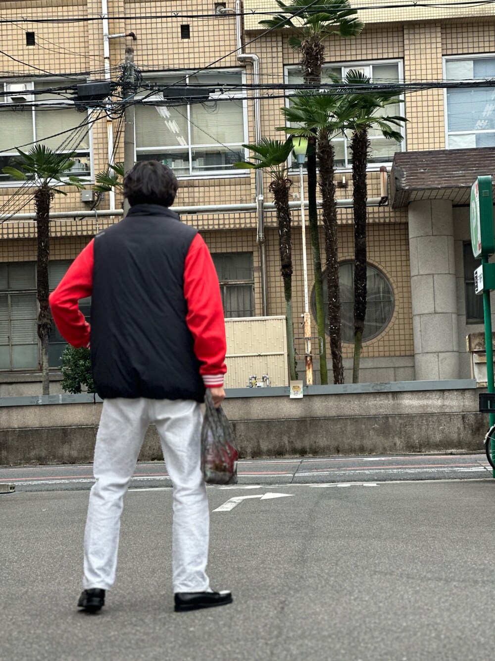 「冬コーデ、ダウンベスト、白パンツ、プリマロフト、サウスツーウエストエイト、randy、adidas originals、メッシュバッグ、ローファー、GHBASS」｜「FREAK'S STOREのPRIMALOFT VEST/プリマロフト 高機能中綿ベスト（ダウンベスト、ブラック系）」を使った、つくね［相互フォロー］さん（メンズ・178cm）の冬コーディネートの3枚目の写真