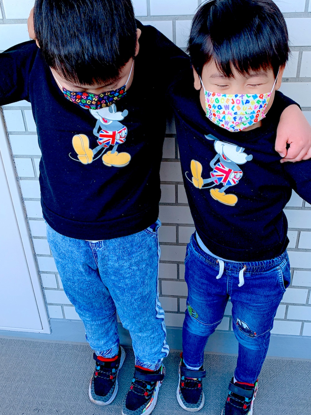 ブラック系のスニーカー、ブルー系のその他パンツ、ブルー系のその他パンツを着用したキッズの冬コーディネートの2枚目の写真