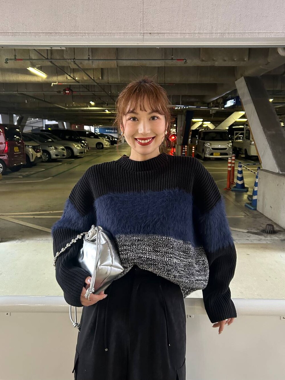 「高身長、きれいめ、体型カバー、モード、ニット、どっと変わっちゃえ、LOWRYS FARM、ショルダーバッグ、ショートブーツ、ブーツ、冬コーデ、楽ちんコーデ、ローリーズスタイル_LOWRYS FARM、公認インフルエンサー_LOWRYS FARM、大人女子カジュアル_LOWRYS FARM」｜「LOWRYS FARMのポインテッドヒールブーツ　969455（ブーツ、シルバー系）」を使った、ゆっぽんさん（レディース・172cm）の秋コーディネートの4枚目の写真
