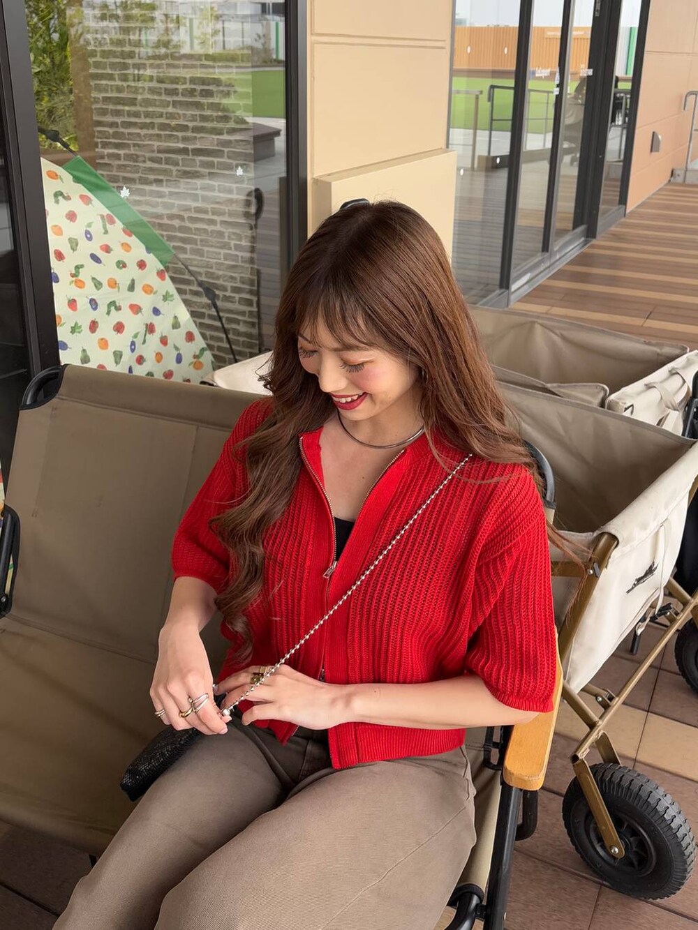 「高身長、きれいめ、体型カバー、デニムパンツ、夏コーデ、ネックレス、LOWRYS FARM、ローリーズスタイル_LOWRYS FARM、公認インフルエンサー_LOWRYS FARM、大人女子カジュアル_LOWRYS FARM、大人カジュアル、カーディガン、Me%、ショルダーバッグ、休日コーデ」｜「Me%のメタルメッシュポーチショルダー　103417（ショルダーバッグ、ブラック系）」を使った、ゆっぽんさん（レディース・172cm）の春コーディネートの4枚目の写真