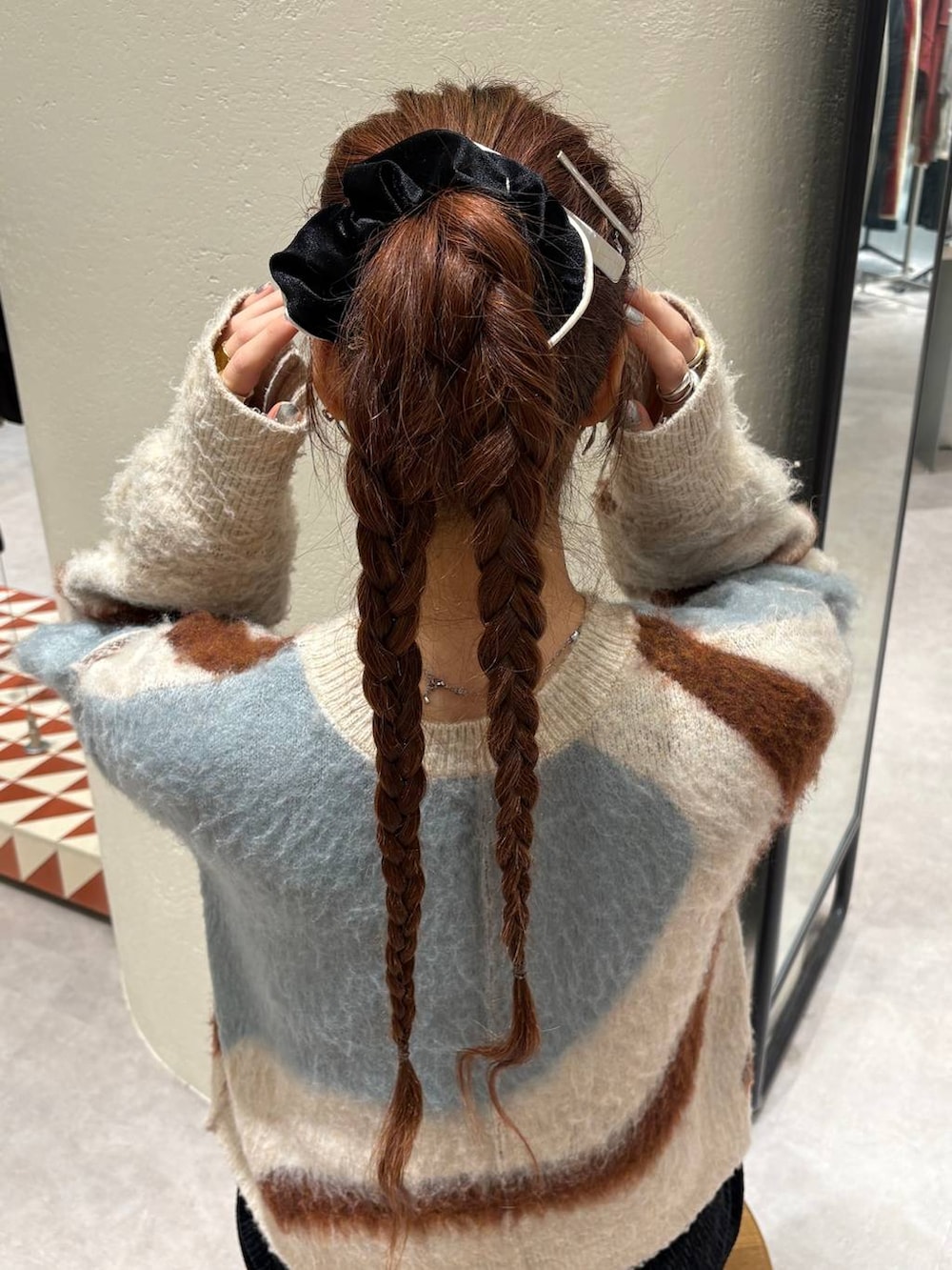「高身長、きれいめ、体型カバー、ヘアアレンジ、ヘアアクセサリー、LOWRYS FARM、ローリーズスタイル_LOWRYS FARM、公認インフルエンサー_LOWRYS FARM、大人女子カジュアル_LOWRYS FARM、ロングヘア、フェミニン」｜「LOWRYS FARMのＬＦセットクリップ　 249434（ヘアピン、シルバー系）」を使った、ゆっぽんさん（レディース・172cm）の冬コーディネートの2枚目の写真