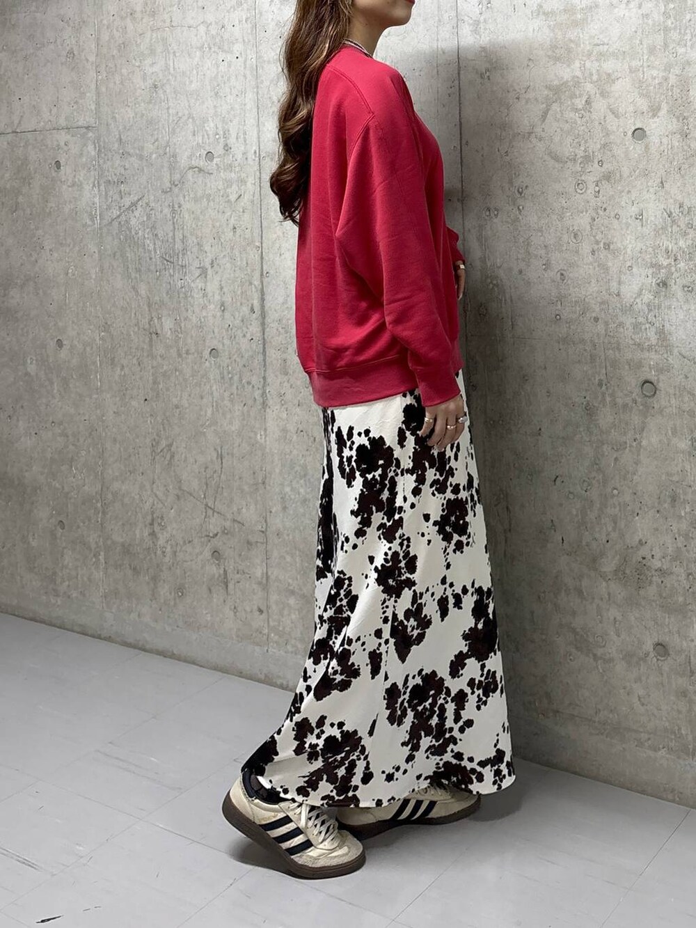 その他のスカート、レッド系のスウェットを着用したレディースの秋コーディネートの2枚目の写真