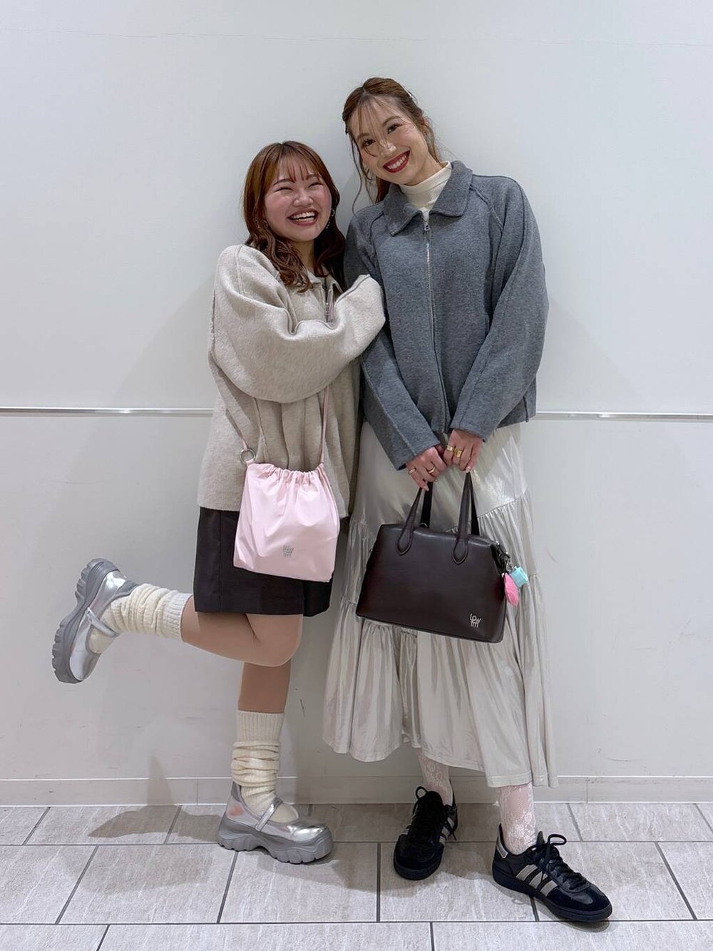 「高身長、きれいめ、体型カバー、リンクコーデ、休日コーデ、ソックス、ショルダーバッグ、ローリーズスタイル_LOWRYS FARM、公認インフルエンサー_LOWRYS FARM、大人女子カジュアル_LOWRYS FARM、ニット、ブルゾン、春コーデ、LOWRYS FARM、スニーカー」｜「LOWRYS FARMのグリッタープリーツスカート　 139171（スカート、ホワイト系）」を使った、ゆっぽんさん（レディース・172cm）の冬コーディネートの4枚目の写真
