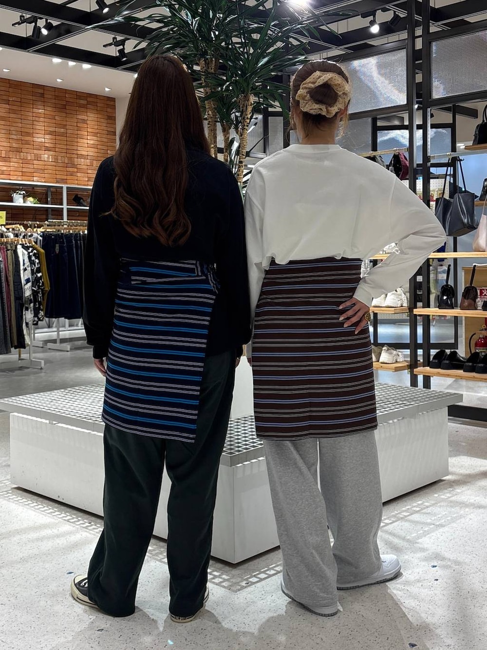 「公認インフルエンサー_LOWRYS FARM、リンクコーデ、高身長、きれいめ、体型カバー、秋コーデ、ユニセックス、ロンT、スウェットパンツ、スニーカー、メンズライク、オーバーサイズ、LOWRYS FARM、大人カジュアル、大人女子カジュアル_LOWRYS FARM」|「LOWRYS FARMの【LFM(U)】CREW NECKT/ロングスリーブ 581153(Tシャツ/カットソー、ホワイト系)」を使った、ゆっぽんさん(レディース・172cm)の夏コーディネートの3枚目の写真