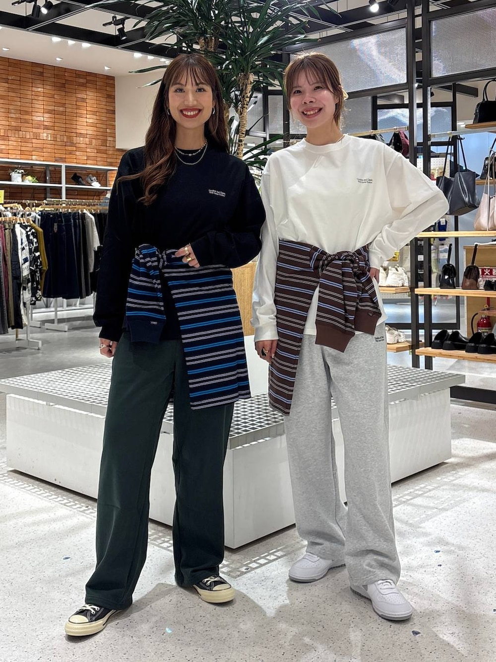 「公認インフルエンサー_LOWRYS FARM、リンクコーデ、高身長、きれいめ、体型カバー、秋コーデ、ユニセックス、ロンT、スウェットパンツ、スニーカー、メンズライク、オーバーサイズ、LOWRYS FARM、大人カジュアル、大人女子カジュアル_LOWRYS FARM」|「LOWRYS FARMの【LFM(U)】CREW NECKT/ロングスリーブ 581153(Tシャツ/カットソー、ホワイト系)」を使った、ゆっぽんさん(レディース・172cm)の夏コーディネートの4枚目の写真