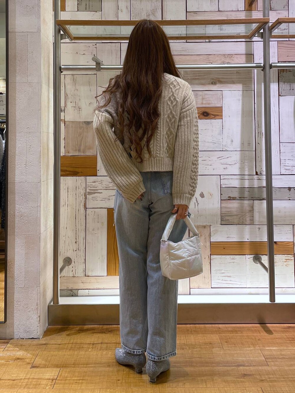 「高身長、きれいめ、体型カバー、カーディガン、デニムパンツ、ワイドパンツ、楽ちんコーデ、カジュアル、どっと変わっちゃえ、LOWRYS FARM、ブーツ、秋コーデ、冬コーデ、ショートブーツ、ハンドバッグ」｜「LOWRYS FARMのＣＯＮＥストレートデニムパンツ＊ 907036（デニムパンツ、ブルー系）」を使った、ゆっぽんさん（レディース・172cm）の秋コーディネートの3枚目の写真