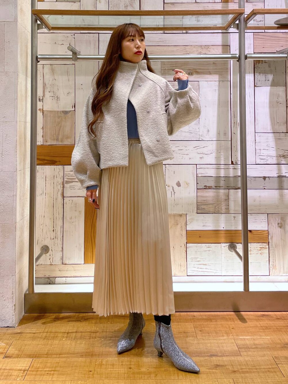 「高身長、きれいめ、体型カバー、コート、冬コーデ、ニット、ロングスカート、デート/ロマンティック、ローリーズスタイル_LOWRYS FARM、公認インフルエンサー_LOWRYS FARM、大人女子カジュアル_LOWRYS FARM、どっと変わっちゃえ、LOWRYS FARM、ブーツ、ショートブーツ」|「LOWRYS FARMのループショートブルゾン 906769(ブルゾン、ホワイト系)」を使った、ゆっぽんさん(レディース・172cm)の秋コーディネートの2枚目の写真