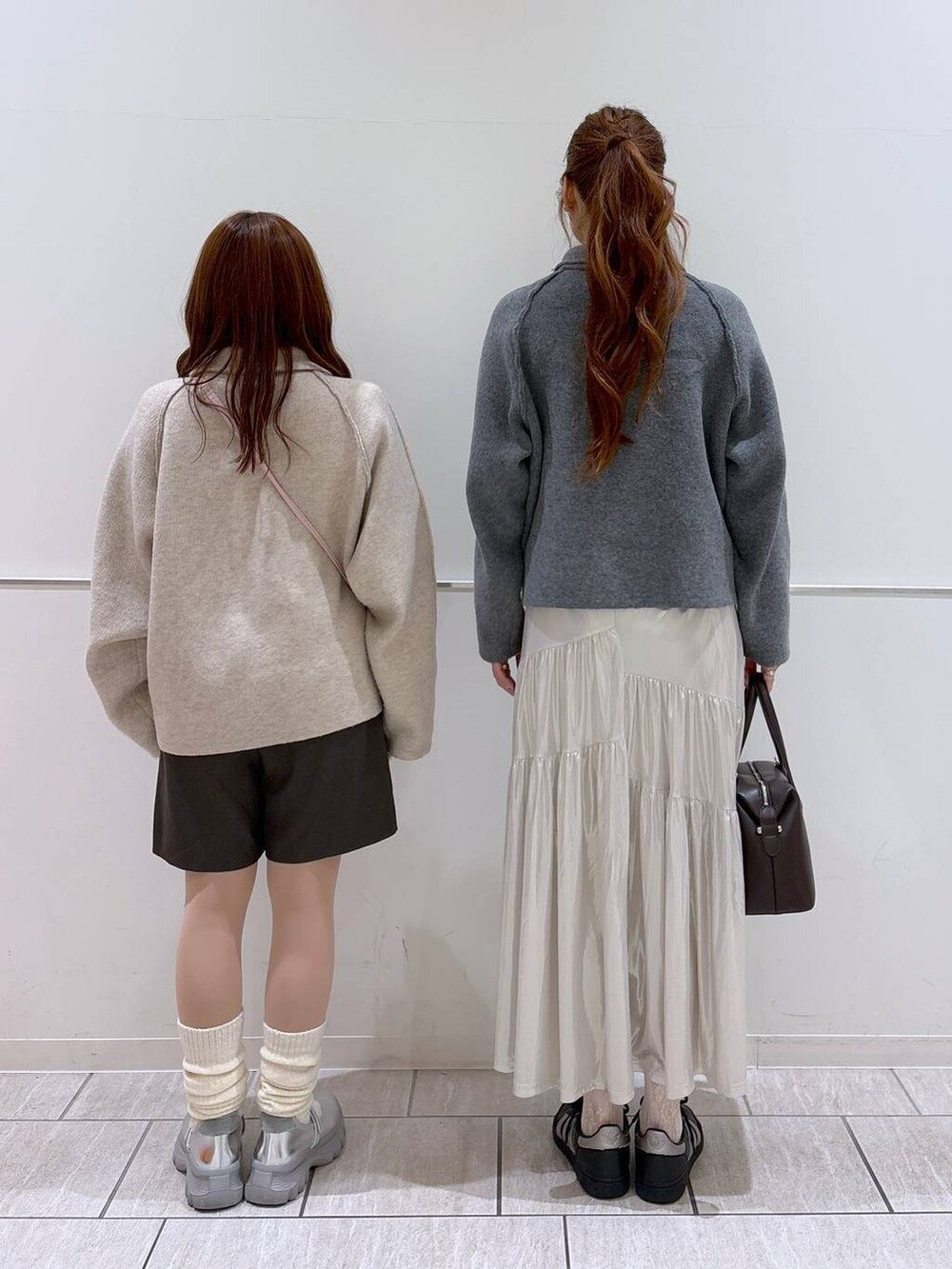 「高身長、きれいめ、体型カバー、リンクコーデ、休日コーデ、ソックス、ショルダーバッグ、ローリーズスタイル_LOWRYS FARM、公認インフルエンサー_LOWRYS FARM、大人女子カジュアル_LOWRYS FARM、ニット、ブルゾン、春コーデ、LOWRYS FARM、スニーカー」｜「LOWRYS FARMのグリッタープリーツスカート　 139171（スカート、ホワイト系）」を使った、ゆっぽんさん（レディース・172cm）の冬コーディネートの3枚目の写真