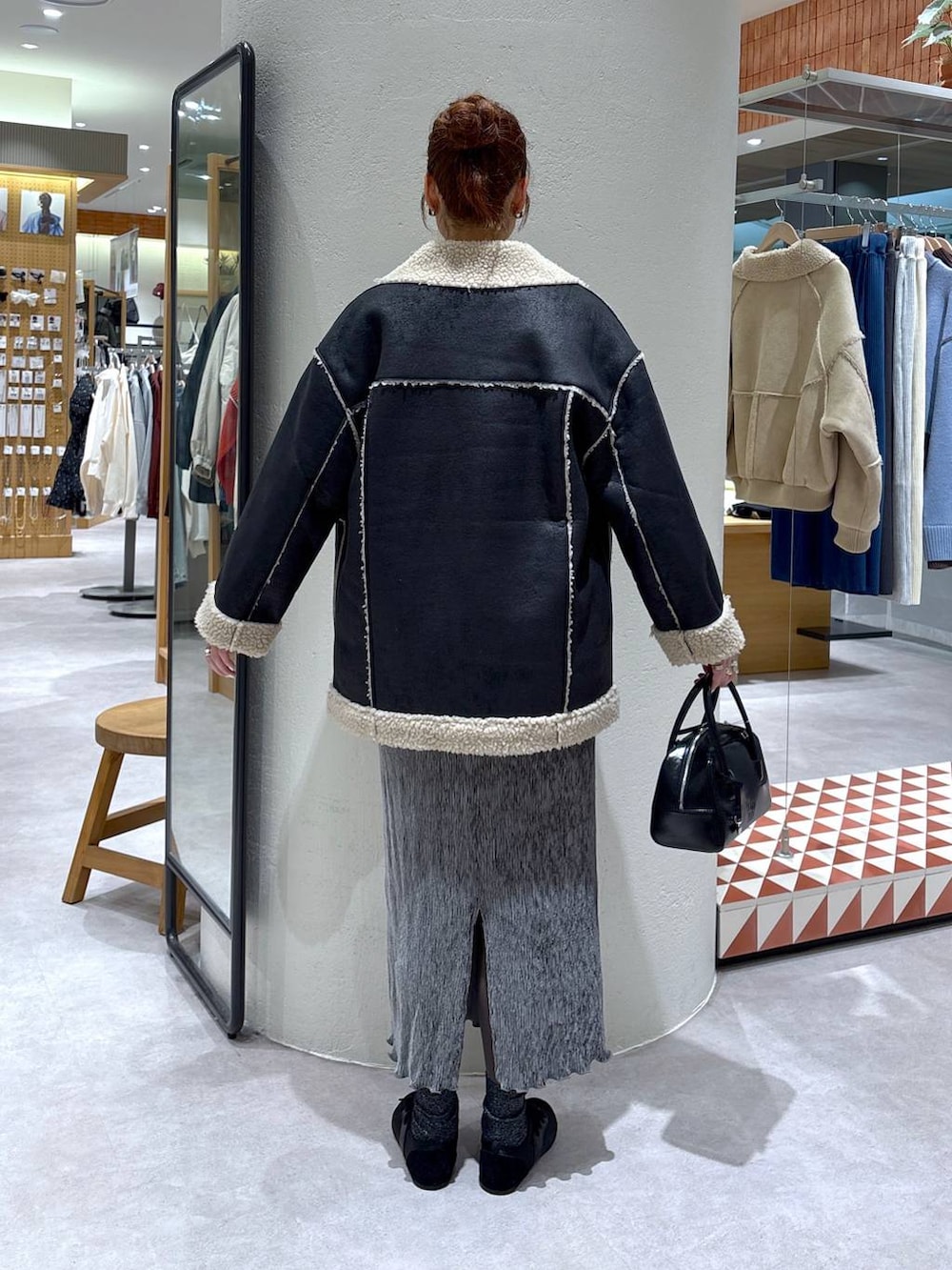 「高身長、きれいめ、体型カバー、ニット、アウター、ブルゾン、冬アウター、冬コーデ、スニーカー、ロングヘア、楽ちんコーデ、ゆったり、LOWRYS FARM、ローリーズスタイル_LOWRYS FARM、公認インフルエンサー_LOWRYS FARM」｜「LOWRYS FARMのリバーシブルボアＺＩＰブルゾン 116490（ブルゾン、ブラック系）」を使った、ゆっぽんさん（レディース・172cm）の秋コーディネートの3枚目の写真