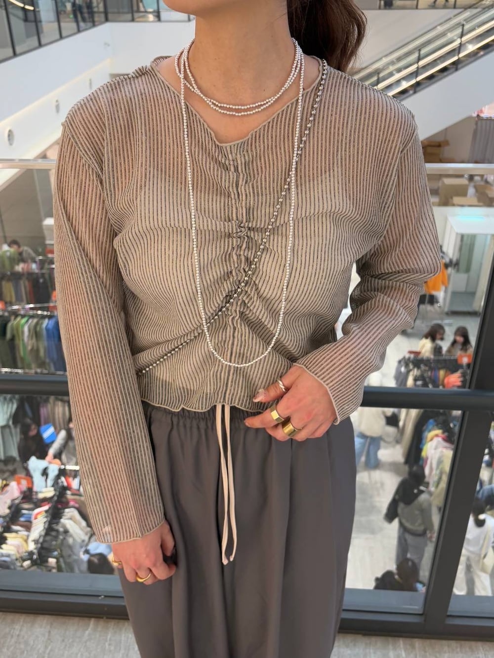 「高身長、きれいめ、体型カバー、Me%、LOWRYS FARM、ネックレス、大人カジュアル、ワイドパンツ、楽ちんコーデ、シアートップス、パンプス、ローリーズスタイル_LOWRYS FARM、公認インフルエンサー_LOWRYS FARM、大人女子カジュアル_LOWRYS FARM、ゆったり」｜「Me%のメタルメッシュポーチショルダー　103417（ショルダーバッグ、ブラック系）」を使った、ゆっぽんさん（レディース・172cm）の春コーディネートの4枚目の写真